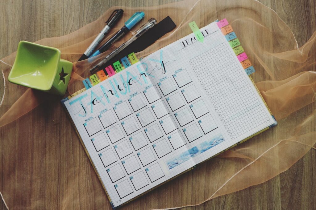 picture of calendar on desk 